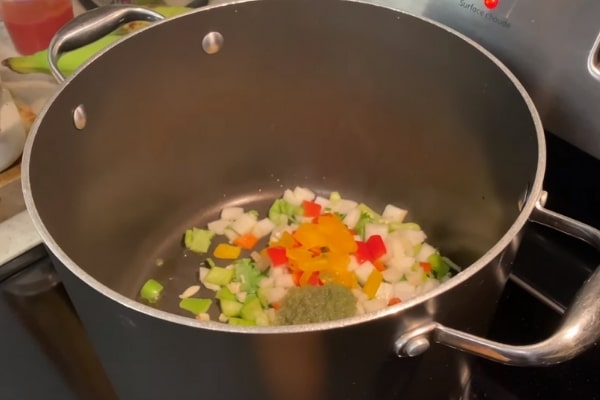 Sofriendo la cebolla y vegetales para el asopao de gandules boricua