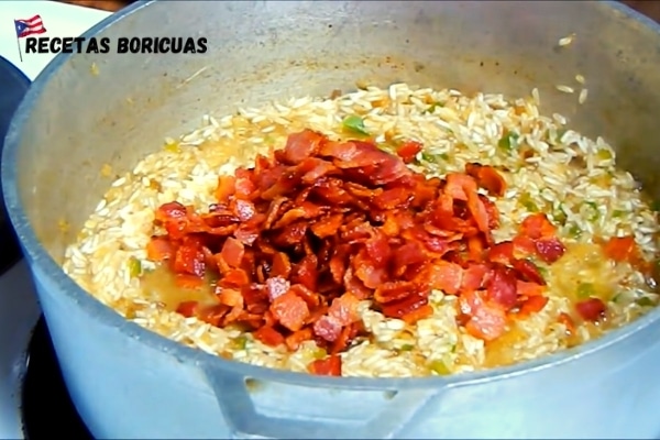 Mezcla de ingredientes para el arroz griego de Puerto Rico